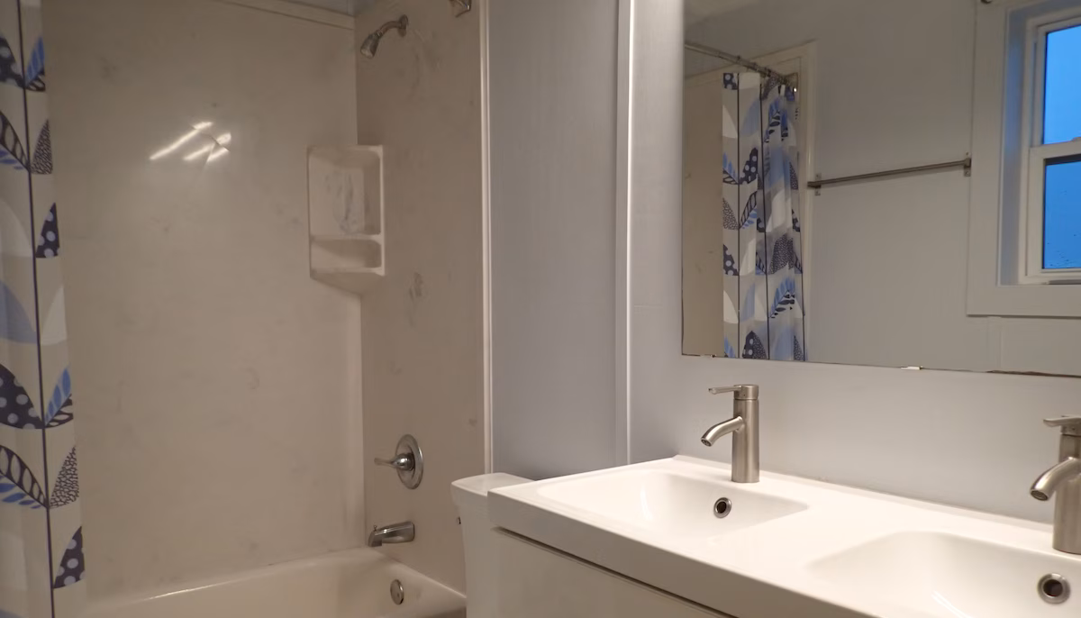 Upstairs en suite bathroom